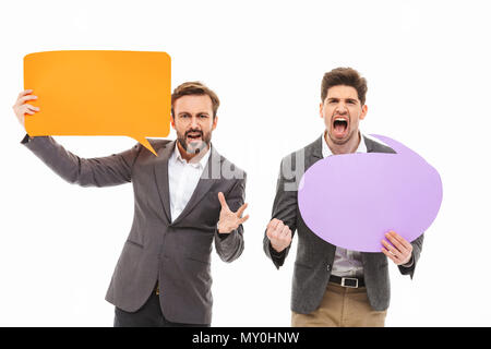 Portrait d'une entreprise en colère deux hommes tenant des phylactères vides isolated over white background Banque D'Images