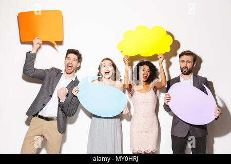 Groupe de professionnels bien habillée personnes multiraciales holding empty Speech bubbles isolé sur fond blanc Banque D'Images