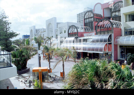 Côte d'or, février 1989. Raptis Plaza à Surfers Paradise. Partie d'une série de photos réalisées par le Département du Premier Ministre des Relations publiques et des médias de l'Office de Tourisme de nombreux aspects du Queensland caractéristiques géographiques, une vue panoramique, les villes et villages, de l'infrastructure et des bâtiments, de l'industrie et l'agriculture, de la flore et de la faune, voyage, technologie, services, loisirs, personnes et événements importants, capturés par les photographes du Gouvernement du Queensland. Banque D'Images