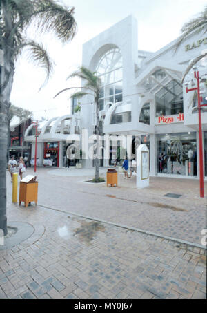 Côte d'or, février 1989. Raptis Plaza à Surfers Paradise. Partie d'une série de photos réalisées par le Département du Premier Ministre des Relations publiques et des médias de l'Office de Tourisme de nombreux aspects du Queensland caractéristiques géographiques, une vue panoramique, les villes et villages, de l'infrastructure et des bâtiments, de l'industrie et l'agriculture, de la flore et de la faune, voyage, technologie, services, loisirs, personnes et événements importants, capturés par les photographes du Gouvernement du Queensland. Banque D'Images