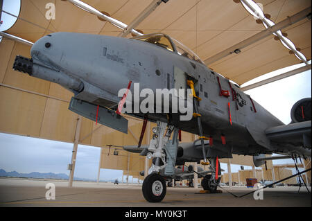Un A-10C Thunderbolt II amélioré avec un nouveau système de récupération de l'aéroporté léger V-12 repose sur la ligne de vol à la base aérienne Davis-Monthan Air Force Base, en Arizona, le 21 décembre 2016. La LARS V-12 est conçu pour permettre à un-10 pilote un moyen plus efficace de communication avec les personnes sur le terrain tels que les pilotes, pararescuemen mixte et la finale de l'attaque aérienne. (U.S. Air Force photo par un membre de la 1re classe Mya M. Crosby) Banque D'Images