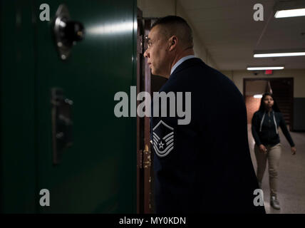 Le sergent-chef. David Gray, 113e Air National Guard, membre des forces de sécurité entre dans une salle de classe de Charles Carroll Middle School au cours de leur carrière et de l'enseignement technique Fair de New Carrollton, Md., 21 Décembre, 2016. C'est la cinquième fois Gray s'est porté volontaire pour parler avec les élèves sur les avantages de l'US Air Force comme carrière. (U.S. Photo de l'Armée de l'air par la Haute Airman Philip Bryant) Banque D'Images