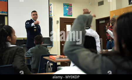 Le sergent-chef. David Gray, 113e Air National Guard, membre des forces de sécurité d'un élève choisit de répondre à une question à Charles Carroll Middle School au cours de leur carrière et de l'enseignement technique Fair de New Carrollton, Md., 21 Décembre, 2016. Gray partagé certaines de ses expériences à partir de ses 21 ans dans l'US Air Force aux salles d'environ 20 étudiants dans l'espoir d'exposer les élèves à l'idée d'une carrière dans l'Armée de l'air. (U.S. Photo de l'Armée de l'air par la Haute Airman Philip Bryant) Banque D'Images