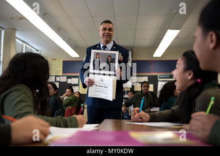 Le sergent-chef. David Gray, 113e Air National Guard, membre des forces de sécurité montre Charles Carroll Middle School students une photo de quand il a travaillé avec le chef d'état-major des armées Le Général Colin Powell à New Carrollton, Md., 21 Décembre, 2016. Au cours d'une carrière et de l'enseignement technique juste, les élèves ont été brièvement présenté sur un certain nombre de possibilités l'Armée de l'air peut présenter et ce que cela signifie d'être dans l'Armée de l'air. (U.S. Photo de l'Armée de l'air par la Haute Airman Philip Bryant) Banque D'Images