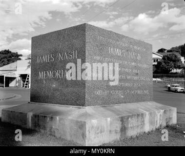 James Nash Memorial, Gympie, 1962. Le Queenslander 13 mars 1915 LE MÉMORIAL NASH 22294916 ) La cérémonie de dévoilement du monument érigé récemment dans l'Hôtel de Ville de Gympie réserver à la mémoire de feu M. James Nash, qui a découvert le goldfield Gympie le 16 octobre 1867, a été effectué cet après-midi par M. A. G. Ramsey en présence d'un grand rassemblement de Gympie résidents et des représentants des autorités locales et des conseils de district. Les personnes présentes comprenaient le maire (M. P. H. Green) et la ville des échevins, conseillers Betts (président du Conseil) et Shire Widgee R. Dunma Banque D'Images