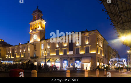 L'hôtel de ville de Parme allumé au crépuscule et monument avec réveil bell en Italie Banque D'Images