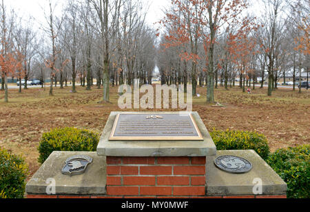 Le monument commémoratif de Gander, en face de l'arbre Memorial Park, lors d'une cérémonie à Fort Campbell, Kentucky. le 12 décembre 2016. La cérémonie a récompensé les 248, 3e Bataillon, 502e Régiment d'infanterie, les soldats qui ont perdu la vie dans un tragique accident d'avion à Gander, Terre-Neuve, Canada le 12 décembre 1985. Les soldats étaient de retour d'une mission de maintien de la paix de six mois dans la péninsule du Sinaï. La cérémonie a marqué le 31e anniversaire de cette tragédie. Le mémorial marker et arbres du parc ont été donnés par le peuple du Canada à honorer la perte du personnel de 248 à Gander. Il y a des Canadiens 248 Banque D'Images