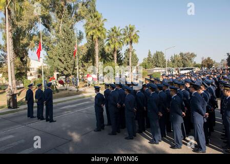 De l'air turque membres affectés à la 10e Base de pétroliers américains et membres de stand à parade reste au cours d'une cérémonie commémorative pour Mustafa Kemal Atatürk le 10 novembre 2016, à la base aérienne d'Incirlik, en Turquie. États-unis et service turc ont participé à la cérémonie pour rendre hommage et honneur Ataturk. (U.S. Photo de l'Armée de l'air par les cadres supérieurs d'un membre de la John Nieves Camacho) Banque D'Images