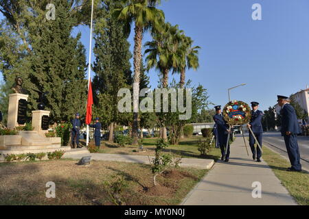 De l'air turque membres affectés à la 10e Base de pétroliers portent une couronne lors d'une cérémonie commémorative pour Mustafa Kemal Atatürk le 10 novembre 2016, à la base aérienne d'Incirlik, en Turquie. A Atatürk fondateur et premier président de la République moderne de Turquie. (U.S. Photo de l'Armée de l'air par les cadres supérieurs d'un membre de la John Nieves Camacho) Banque D'Images