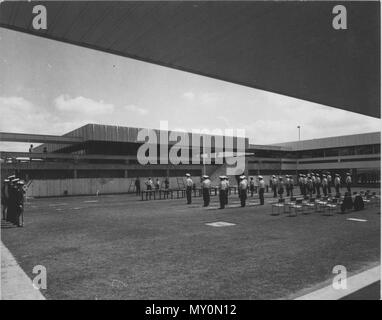 Parade à l'Académie de Police du Queensland, Oxley, 18 septembre 1975. L'Académie de Police du Queensland à Oxley a officiellement ouvert ses portes le 24 mars 1972. Cette image a été prise par le Bureau de l'enquête, département des terres, Direction générale de la Section cartographique, photographique, qui a fourni des services de photographie pour une gamme de ministères du gouvernement. Banque D'Images