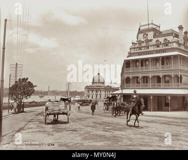 Petrie Bight montrant National Hotel et maison des douanes, Brisbane, 1898. Figaro du Queensland et de perforation 6 juillet 1889 TOM COWARD'S National Hotel, Brisbane 84757074 ) Le National Hotel, récemment érigé à Petrie's Bight, est sans doute une nette amélioration, d'un point de vue architectural, à la ville de Brisbane. Il est également doté de grands avantages sur site, permettant au bénéfice des visiteurs est considérablement augmentée ; comme il est situé à moins de 30 verges de l'Howard Smith's wharf. L'architecte de l'immeuble, M. Gailey, peut être lui-même assez dépassé dans le des Banque D'Images