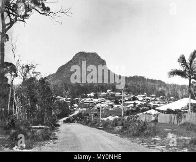 Pomona à vers le Mont Cooroora, c 1931. La photographie originale légende fait référence à la colline d'ambulance. Le Courier-Mail 10 novembre 1933 POMONA. 1139833 ) Charges de fruits.---Au cours d'octobre 142 tonnes de bananes ont été envoyés à partir de l'Pomona district à Brisbane et les marchés du Sud, contre 119 tonnes en septembre, et 128 tonnes en octobre 1932. Les charges de la canne à sucre ont également augmenté. Banque D'Images