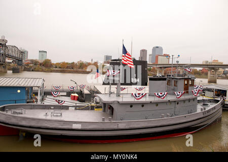 L'USS Hoga (YT 146), un quartier ouvrier Woban remorqueur portuaire, amarrée le long le sous-marin diesel, USS Razorback (SS-394), à l'intérieur de l'Arkansas Maritime Museum de North Little Rock, Ark., 7 décembre 2016. Des centaines se sont réunis dans le froid au musée pour l'Arkansas "Pearl Harbor" se souvient de la cérémonie commémorant le 75e anniversaire de l'attaque sur Pearl Harbor. Les deux bateaux sont considérés par certains comme la seconde guerre mondiale "bookends." L'équipage de l'Hoga combattu les feux sur Battleship consécutives de 72 heures en continu après l'attaque japonaise, et est le dernier navire de la marine flottante présente dans Pearl Harbor durant t Banque D'Images