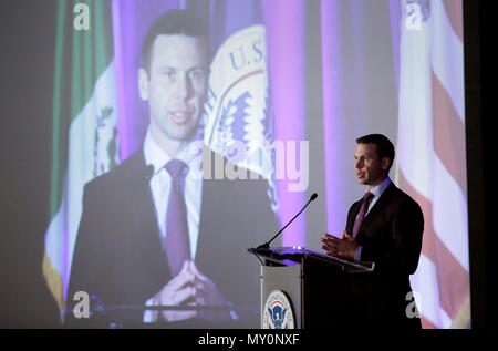 Photographie historique de CBP Commissaire Kevin K. McAleenan : U.S. Customs and Border Protection Sous-commissaire Kevin K. McAleenan offre le déjeuner à la keynote 2016 Symposium du commerce de la côte Est dans la région de Crystal City, en Virginie, le 2 décembre 2016. U.S. Customs and Border Protection Photo par Glenn Fawcett Banque D'Images