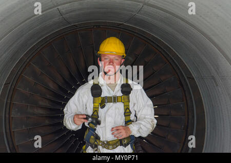 Navigant de première classe Ryan Hobbs, 380e chef de l'équipe de KC-10, retour de remplir une inspection d'admission et d'échappement sur le moteur 2 d'un KC-10, Al Dhafra Air Base, Emirats Arabes Unis, le 29 mai 2018. Les chefs d'équipage sont responsables du maintien de la 380e Escadre expéditionnaire de la flotte de l'aéronef. (U.S. Photo de l'Armée de l'air par le sergent. Ross A. Whitley) Banque D'Images