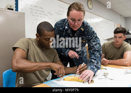 Dggmr. Cheryl Varner (centre), un médecin de l'établissement médical expéditionnaire dans les Grands Lacs Grands Lacs, Ill., indique le Sergent de l'armée. Yakini Moseley (à gauche), une infirmière de l'Hôpital de soutien au combat 75e à Atlanta, GA, lors de la suture de la formation au bien-être de la formation innovante de l'Alabama (IRT) Mission 29 Mai, 2018 à Monroe County High School de Monroeville, Ala. l'IRT vous permet de bénéficier des possibilités de formation pour les soldats, aviateurs et marins participant à la mission. (Garde nationale aérienne des États-Unis photos par le Sergent Jared Rand) Banque D'Images