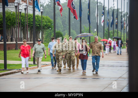 COLUMBUS, Géorgie (30 mai 2018) - Des soldats, des anciens combattants et civils assister à la cérémonie d'inauguration du pavé de Memorial Day, le 28 mai 2018, à l'échelon national Infantry Museum à Columbus, en Géorgie. Les pavés sont des plaques de granit dédié aux membres du service perdu dans l'exercice de leurs fonctions. (U.S. Photo de l'armée par Patrick Albright, Manœuvre Centre d'excellence, Fort Benning Affaires publiques) Banque D'Images