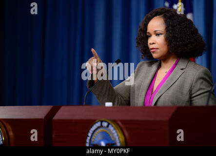 Dana White, l'assistant du secrétaire de la défense pour les affaires publiques, et le général du Corps des Marines américain Kenneth F. McKenzie, le directeur de l'état-major interarmées, bref la presse au Pentagone à Washington, D.C., le 31 mai 2018. (DoD photo par le Sgt. Angelita M. Lawrence) Banque D'Images