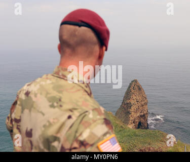 Le Sgt. 1re classe Clyde Tyner, un sergent du peloton scout de cavalerie avec 5e Escadron, 73e Régiment de cavalerie, 3e Brigade Combat Team, 82e Division aéroportée, ressemble au large de la falaise à la Pointe du Hoc lors d'un trajet personnel le 31 mai 2018 en Normandie, France. Tyner et des dizaines d'autres parachutistes représentera la division au cours des visites historiques et des cérémonies qui vous permettront de reconnaître et d'honorer la 82e Abn. Div. parachutistes qui ont sauté, ont combattu et sont morts le Jour J et tout au long de la DEUXIÈME GUERRE MONDIALE. Banque D'Images