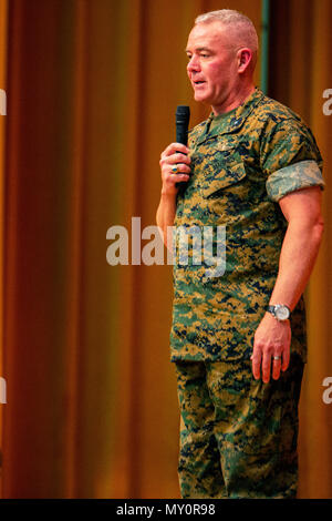 Le brig. Le général Daniel B. Conley, commandant général du 3ème sortant Marine Logistics Group, donne au départ les commentaires comme partie de la cérémonie de transfert de commandement juin 1, 2018 au Camp Foster, Okinawa, Japon. Conley a quitté le commandement du 3e MLG au colonel Ronald C. Braney, commandant du 3e MLG, durant la cérémonie. Conley est originaire de Falmouth, Massachusetts. Braney est originaire de Stafford, en Virginie. (U.S. Marine Corps photo de la FPC. Mark Fike) Banque D'Images