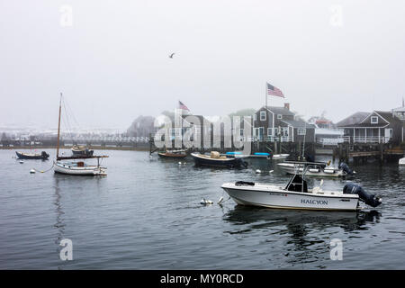 L'île de Nantucket, Massachusetts. Vue sur le port de Nantucket avec des bateaux et des maisons traditionnelles en bois sur une journée d'été brumeux Banque D'Images