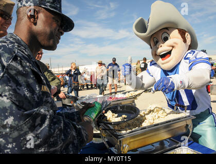 161117-N-XB816-028 FORT WORTH, Texas (nov. 17, 2016) Dallas Cowboys Mascot Rowdy sert de la nourriture à un marin pendant les plus dures à hayon Ford Naval Air Station Joint Reserve Base Fort Worth. L'événement fait partie d'un 9-visite de la ville d'honorer les membres de l'ensemble des États-Unis. (U.S. Photo de la marine par Rusty Baker/libérés) Banque D'Images