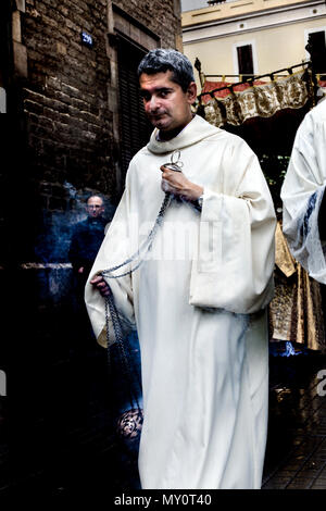 Prêtre catholique, purifier l'air au cours d'une cérémonie de communion, Barcelone, Espagne. Banque D'Images