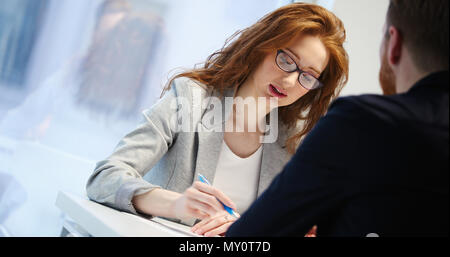 Portrait de femme d'affaires et conseiller en placement young businessman Banque D'Images