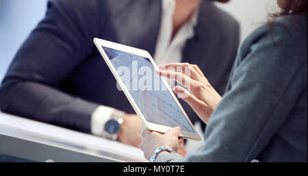 Close up image of businessman using tablet Banque D'Images