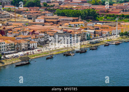 Vue d'ensemble de la rivière Douro et vue panoramique de Porto, Portugal. Banque D'Images