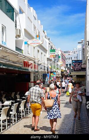 Les touristes à marcher le long d'une rue commerçante de la vieille ville, Albufeira, Portugal, Europe. Banque D'Images