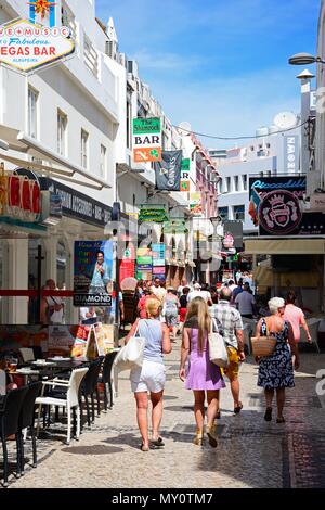 Les touristes à marcher le long d'une rue commerçante de la vieille ville, Albufeira, Portugal, Europe. Banque D'Images