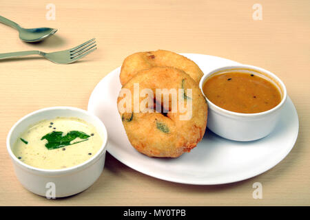 Vada Sambar indien du sud un aliment populaire sur fond de bois Banque D'Images