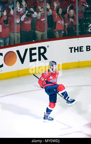 Washington DC, USA. 4 juin, 2018. Les Capitals de Washington le défenseur John Carlson (74) réagit après avoir marqué sur un jeu de puissance dans la deuxième période contre les chevaliers d'or Vegas le 4 juin 2018, à la capitale une arène à Washington, DC en jeu 4 des éliminatoires de la Coupe Stanley. Credit : Action Plus Sport Images/Alamy Live News Banque D'Images