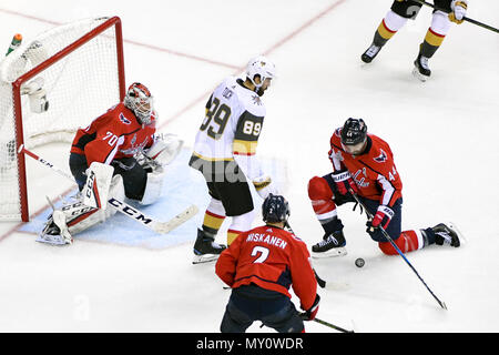 Washington DC, USA. 4 juin, 2018. Le défenseur Brooks Orpik Capitals de Washington (44) bloque le tir de Vegas Golden Knights aile droite Alex Tuch (89) dans la deuxième période, le 4 juin 2018, à la capitale une arène à Washington, DC en jeu 4 des éliminatoires de la Coupe Stanley. Credit : Action Plus Sport Images/Alamy Live News Banque D'Images