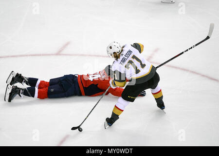 Washington DC, USA. 4 juin, 2018. Les Capitals de Washington le défenseur John Carlson (74) plongées en face de Vegas Golden Knights centre William Karlsson (71) pour bloquer un tir et est pénalisé pour faire trébucher dans la deuxième période, le 4 juin 2018, à la capitale une arène à Washington, DC en jeu 4 des éliminatoires de la Coupe Stanley. Credit : Action Plus Sport Images/Alamy Live News Banque D'Images