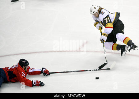 Washington DC, USA. 4 juin, 2018. Les Capitals de Washington le défenseur John Carlson (74) plongées en face de Vegas Golden Knights centre William Karlsson (71) pour bloquer un tir et est pénalisé pour faire trébucher dans la deuxième période, le 4 juin 2018, à la capitale une arène à Washington, DC en jeu 4 des éliminatoires de la Coupe Stanley. Credit : Action Plus Sport Images/Alamy Live News Banque D'Images