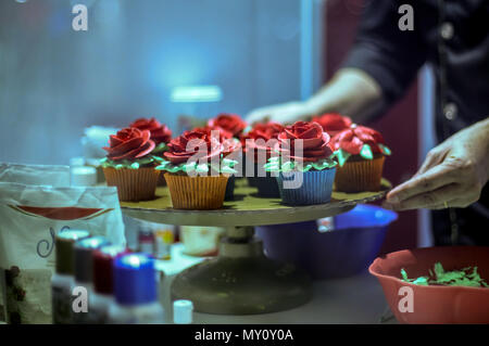 Sao Paulo, Brésil. 4 juin, 2018. Un employé montre cupcakes au cours de la cinquième 'Candy & Cake Show', à Sao Paulo, Brésil, le 4 juin 2018. Le spectacle a eu lieu du 1 juin au 5 cette année, avec l'industrie de sucrerie d'innovations. Credit : Rahel Patrasso/Xinhua/Alamy Live News Banque D'Images