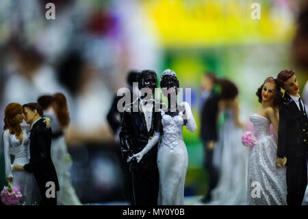 Sao Paulo, Brésil. 4 juin, 2018. Décorations pour gâteaux de mariage sont présentés au cours de la cinquième 'Candy & Cake Show', à Sao Paulo, Brésil, le 4 juin 2018. Le spectacle a eu lieu du 1 juin au 5 cette année, avec l'industrie de sucrerie d'innovations. Credit : Rahel Patrasso/Xinhua/Alamy Live News Banque D'Images