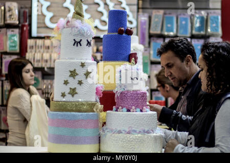 Sao Paulo, Brésil. 4 juin, 2018. Personnes visitent le cinquième 'Candy & Cake Show', à Sao Paulo, Brésil, le 4 juin 2018. Le spectacle a eu lieu du 1 juin au 5 cette année, avec l'industrie de sucrerie d'innovations. Credit : Rahel Patrasso/Xinhua/Alamy Live News Banque D'Images