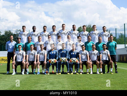 Retour à gauche Mario Gomez, Antonio Ruediger, Sami Khedira, Mats Hummels, Niklas Suele, Jerome Boateng, Leon Goretzka, Matthias Ginter, Jonas Hector. withtlere rangée de gauche à droite Oliver Bierhoff (directeur national), entraîneur Jogi Joachim Loew, DFB l'entraîneur adjoint, Thomas Schneider, Toni Kroos, Julian Draxler, Thomas Mueller, Julian Brandt, Marvin Plattenhardt DFB, l'entraîneur adjoint, Marcus Sorg, entraîneur gardien Andreas Koepke, Miroslav Klose (DFB-entraîneur de l'équipe). Première rangée de gauche à droite Sebastian Rudy, Marco Reus, Timo Werner, Kevin Trapp, le gardien Manuel Neuer, gardien de but Marc-andré ter Stegen, Mesut Oe Banque D'Images