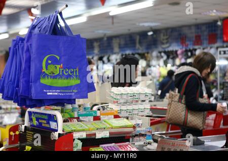 Beijing, Chine. Apr 16, 2008. Photo prise le 16 avril 2008 montre des sacs respectueux de l'environnement dans un supermarché à Shanghai, à l'est de la Chine. Credit : Liu Ying/Xinhua/Alamy Live News Banque D'Images