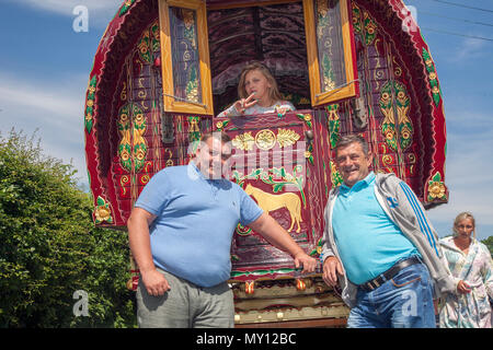 Kirkby Stephen, Cumbria, Royaume-Uni. 5 juin, 2018. Météo. 05/06/2018. Les membres de la communauté des gens du voyage pour la tête du cheval Appleby, les routes en Cumbria & le Yorkshire Dales fournir leur pâturage pour chevaux Cob en-route à leur rassemblement annuel. La foire aux chevaux se déroule chaque année au début de juin. Il attire environ 10 000 Tsiganes et Voyageurs et environ 30 000 autres personnes. Plutôt qu'un événement organisé avec un programme déterminé, c'est présenté comme la plus grande foire tzigane traditionnelle en Europe, l'un c'est comme une grande famille. /AlamyLiveNews MediaWorldImas Crédit : Banque D'Images