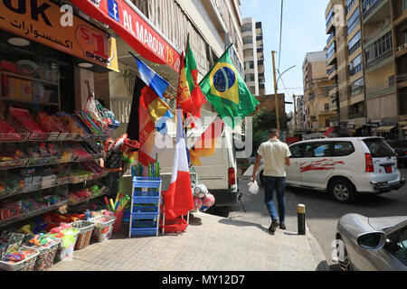 Beyrouth, Liban. 5 juin 2018. Les vendeurs de rue à Beyrouth la vente de drapeaux représentant les pays qui participeront à la prochaine Coupe du Monde de football FIFA en Russie, même si le Liban n'est pas représenté il y a de plus en plus le sens de l'excitation avant le début du tournoi international en Russie qui commence le 14 juin Crédit : amer ghazzal/Alamy Live News Banque D'Images