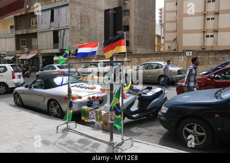 Beyrouth, Liban. 5 juin 2018. Les vendeurs de rue à Beyrouth la vente de drapeaux représentant les pays qui participeront à la prochaine Coupe du Monde de football FIFA en Russie, même si le Liban n'est pas représenté il y a de plus en plus le sens de l'excitation avant le début du tournoi international en Russie qui commence le 14 juin Crédit : amer ghazzal/Alamy Live News Banque D'Images