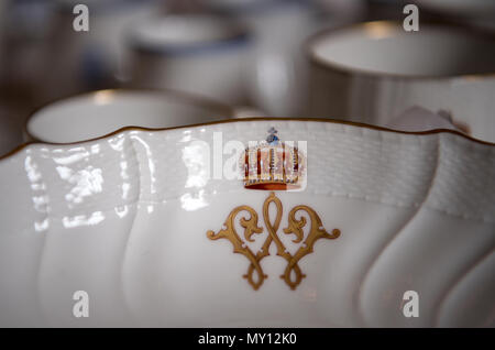 05 juin 2018, Berlin, Allemagne : porcelaine KPM historique avec une couronne et l'insigne de l'empereur Guillaume illustré dans le nouveau Palais lors d'une séance de photos. Du 16 juin 2018 au 12 novembre 2018, le palais et jardins prussiens de Berlin-Brandebourg (Fondation SPSG) présentera l'exposition 'Kaiserdämmerung - Le nouveau palais 1918 entre la monarchie et la République' dans le nouveau Palais. Les derniers jours de la famille impériale sont discutés dans leur résidence, le nouveau Palais, au cours de la révolution de novembre 1918, ainsi que le temps immédiatement après. Photo : Ralf Hirschberger/dpa Banque D'Images