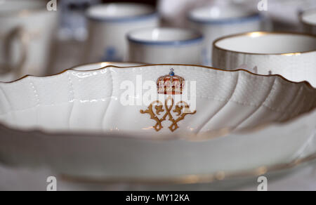 05 juin 2018, Berlin, Allemagne : porcelaine KPM historique avec une couronne et l'insigne de l'empereur Guillaume illustré dans le nouveau Palais lors d'une séance de photos. Du 16 juin 2018 au 12 novembre 2018, le palais et jardins prussiens de Berlin-Brandebourg (Fondation SPSG) présentera l'exposition 'Kaiserdämmerung - Le nouveau palais 1918 entre la monarchie et la République' dans le nouveau Palais. Les derniers jours de la famille impériale sont discutés dans leur résidence, le nouveau Palais, au cours de la révolution de novembre 1918, ainsi que le temps immédiatement après. Photo : Ralf Hirschberger/dpa Banque D'Images