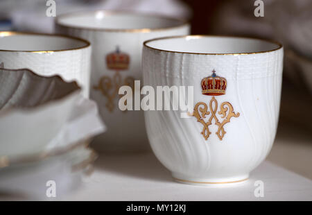 05 juin 2018, Berlin, Allemagne : porcelaine KPM historique avec une couronne et l'insigne de l'empereur Guillaume illustré dans le nouveau Palais lors d'une séance de photos. Du 16 juin 2018 au 12 novembre 2018, le palais et jardins prussiens de Berlin-Brandebourg (Fondation SPSG) présentera l'exposition 'Kaiserdämmerung - Le nouveau palais 1918 entre la monarchie et la République' dans le nouveau Palais. Les derniers jours de la famille impériale sont discutés dans leur résidence, le nouveau Palais, au cours de la révolution de novembre 1918, ainsi que le temps immédiatement après. Photo : Ralf Hirschberger/dpa Banque D'Images