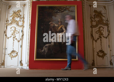 05 juin 2018, Berlin, Allemagne : Un homme passe devant une peinture par Philip de Laszlo de 1911 dans une chambre à la Neue Palais représentant l'empereur Guillaume II, lors d'une séance de photos. La peinture a été endommagée par des coupures au cours de la révolution de novembre de 1918 et restaurée par la suite. Du 16 juin 2018 au 12 novembre 2018, le palais et jardins prussiens de Berlin-Brandebourg (Fondation SPSG) présentera l'exposition 'Kaiserdämmerung - Le nouveau palais 1918 entre la monarchie et la République' dans le nouveau Palais. Les derniers jours de la famille impériale sont discutés dans leur résidence, le nouveau Palais, au cours de la No Banque D'Images