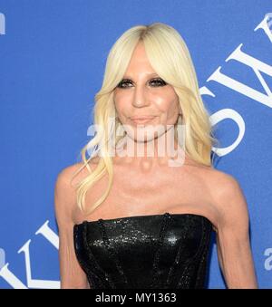 Brooklyn, NY, USA. 5 juin, 2018. Donatella Versace au niveau des arrivées pour 2018 CFDA Fashion Awards, Brooklyn Museum, Brooklyn, NY, le 5 juin 2018. Credit : Eli Winston/Everett Collection/Alamy Live News Banque D'Images